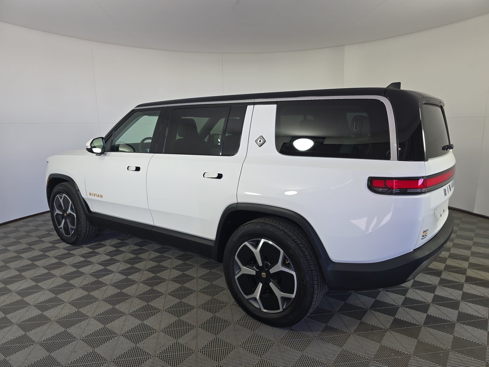 Used 2024 Rivian R1S Adventure Quad AWD/4WD image 3