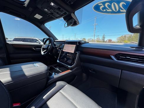 Used 2025 GMC Yukon Denali w/ Sun & Power Step Package AWD/4WD image 29