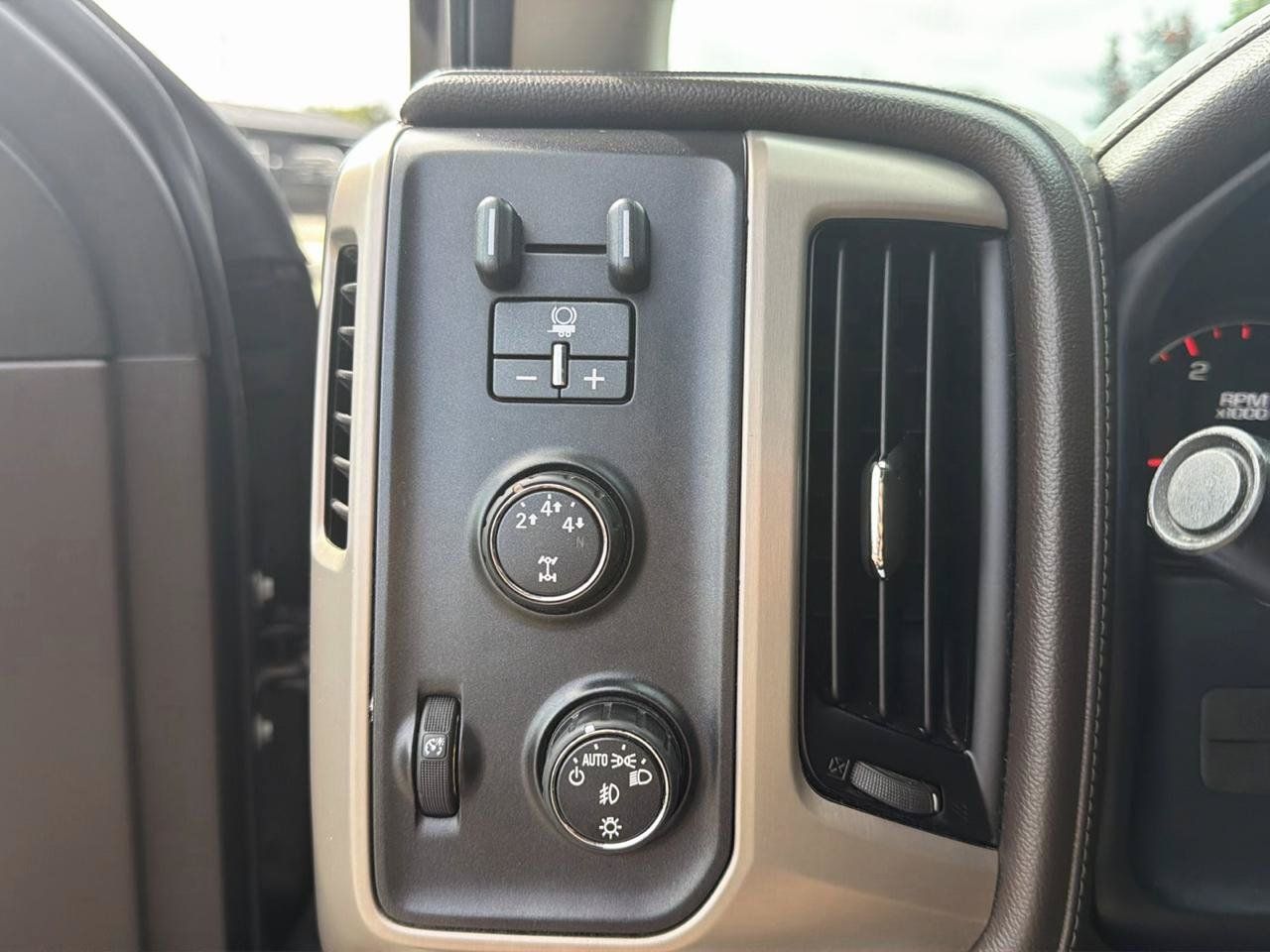 Used 2015 GMC Sierra 2500 Denali w/ Duramax Plus Package AWD/4WD image 13