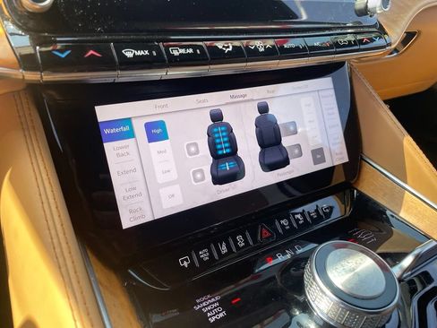 Used 2022 Jeep Grand Wagoneer Series III w/ Rear Seat Video Group 1 AWD/4WD image 18