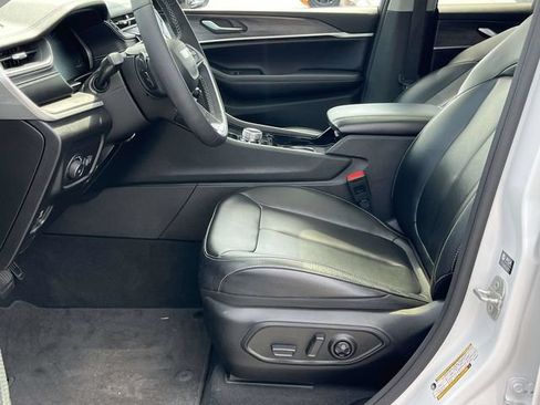 Used 2023 Jeep Grand Cherokee Limited AWD/4WD image 13