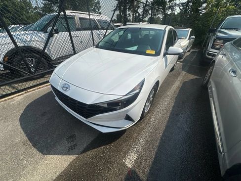 Used 2023 Hyundai Elantra SE w/ Preferred Accessory Package FWD image 2