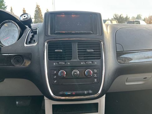 Used 2016 Dodge Grand Caravan American Value Package w/ UConnect Hands-Free Group image 24