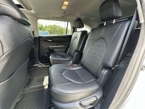 Used 2024 Toyota Highlander XLE FWD image 24