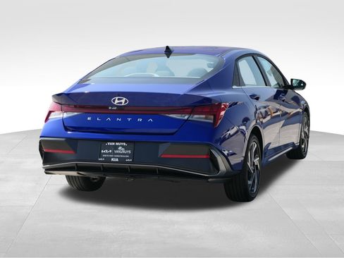 Used 2025 Hyundai Elantra SEL FWD image 3