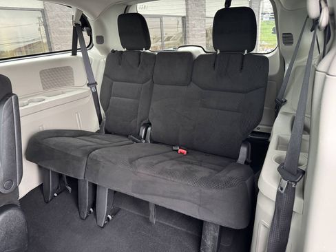Used 2017 Dodge Grand Caravan SE FWD image 10