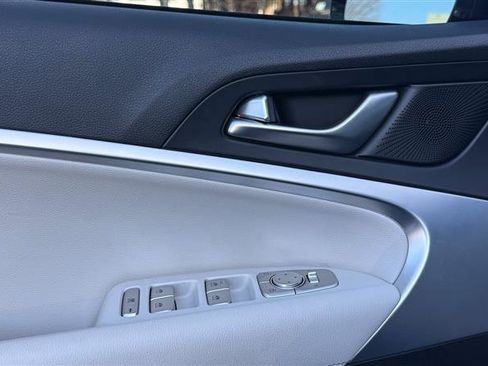 Used 2025 Genesis G70 2.5T image 12