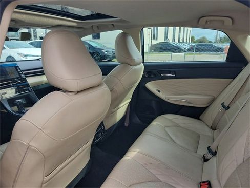 Used 2019 Toyota Avalon Limited image 5