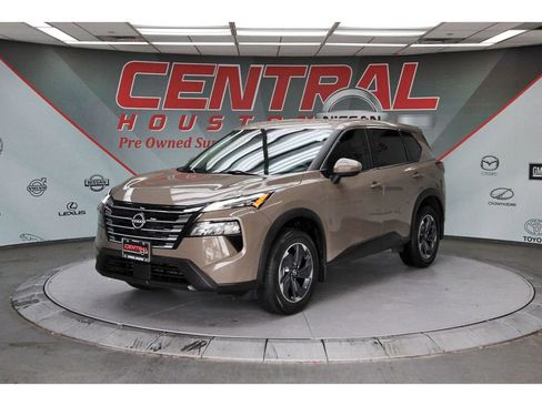 Used 2024 Nissan Rogue SV FWD image 2