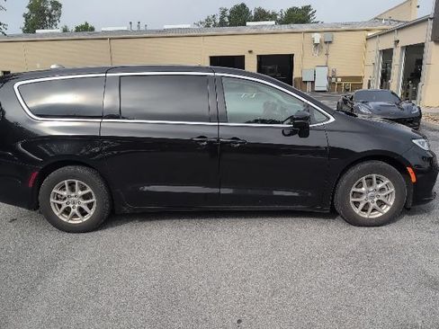 Used 2024 Chrysler Pacifica Touring-L FWD image 9
