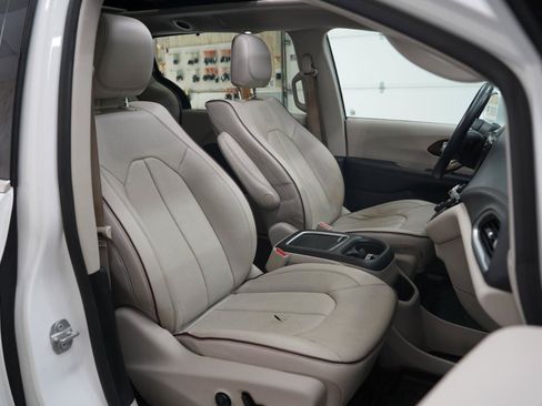 Used 2017 Chrysler Pacifica Limited w/ UConnect Theater Package FWD image 28