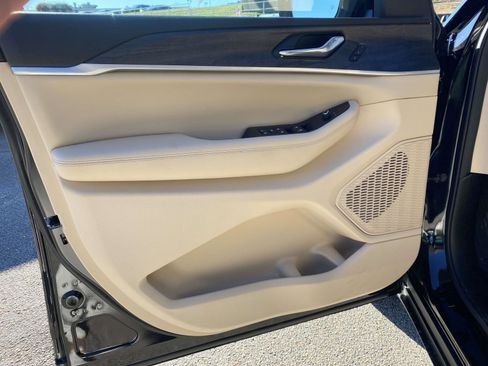 New 2025 Jeep Grand Cherokee Limited image 10