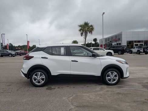 New 2025 Nissan Kicks Play S FWD image 2