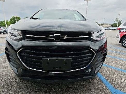 Used 2022 Chevrolet Trax LT w/ Midnight Edition AWD/4WD image 3