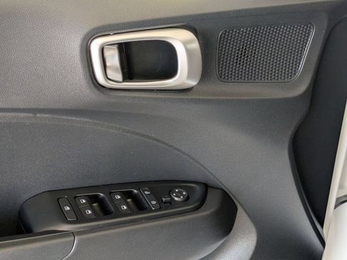 Used 2025 Hyundai Venue SEL FWD image 13
