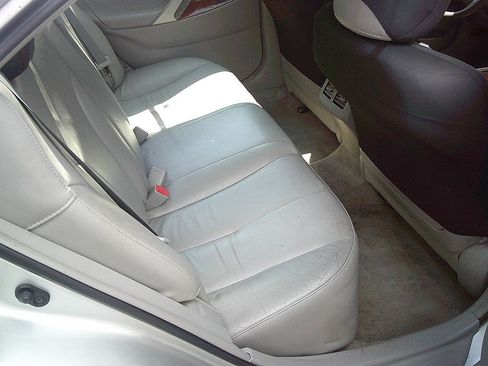 Used 2010 Toyota Camry XLE FWD image 5