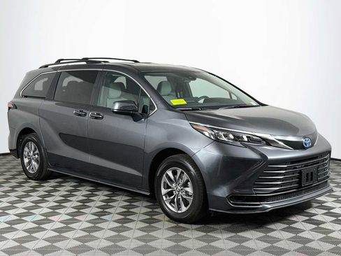 Used 2025 Toyota Sienna LE AWD/4WD image 3