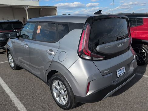 Used 2025 Kia Soul LX w/ LX Technology Package image 2
