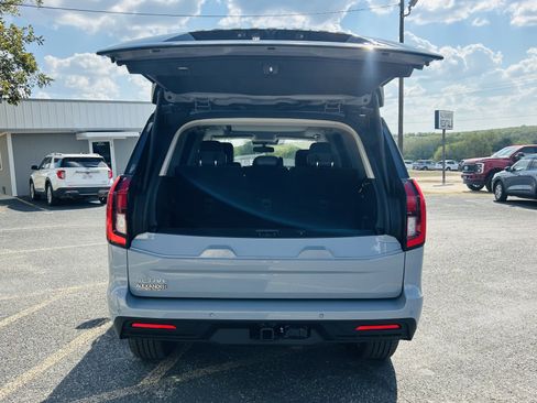 New 2025 Ford Expedition Active RWD image 9