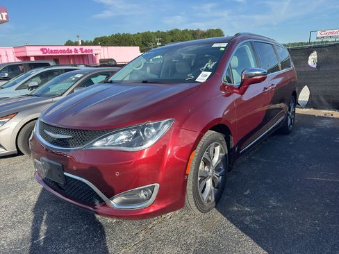 Used 2017 Chrysler Pacifica Limited FWD image 1