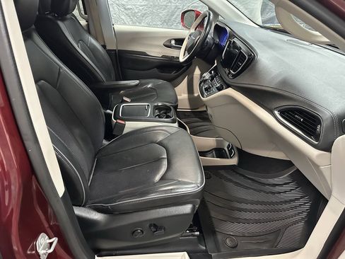 Used 2018 Chrysler Pacifica Limited w/ Tire & Wheel Group FWD image 6