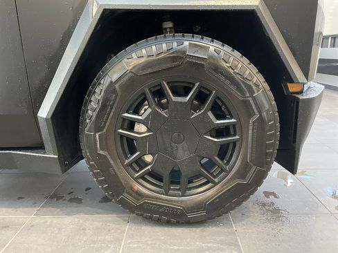 Used 2024 Tesla Cybertruck AWD Crew Cab image 12