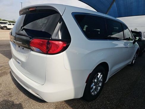 Used 2022 Chrysler Voyager LX image 4