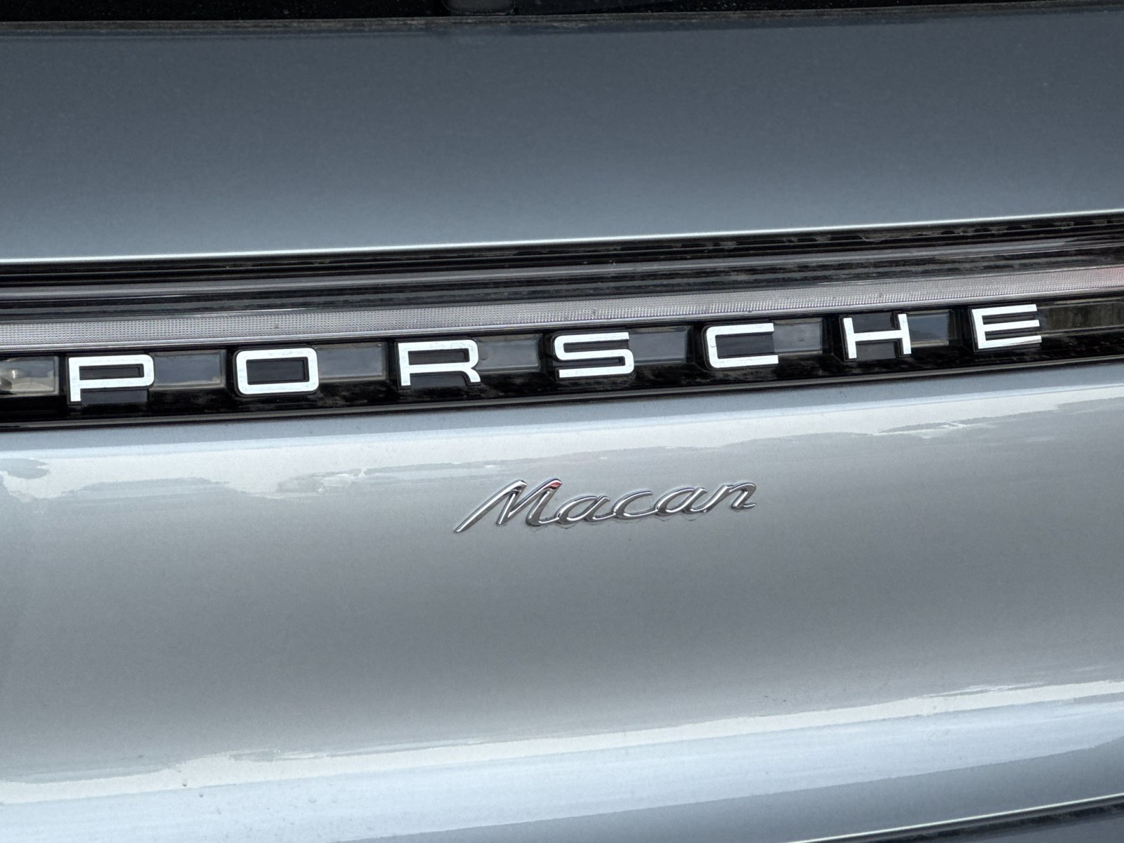 Certified 2025 Porsche Macan AWD/4WD image 32