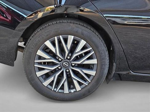 Used 2025 Nissan Altima 2.5 SV FWD image 19