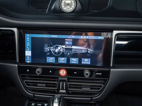 Certified 2026 Porsche Macan AWD/4WD image 28