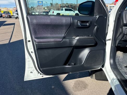 Used 2019 Toyota Tacoma TRD Off-Road image 9