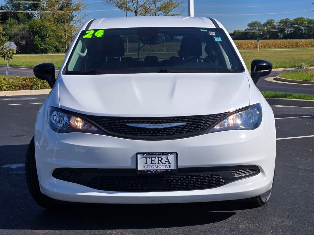 Used 2024 Chrysler Voyager LX FWD image 2