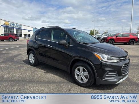 Used 2020 Chevrolet Trax LT w/ LT Convenience Package FWD image 1