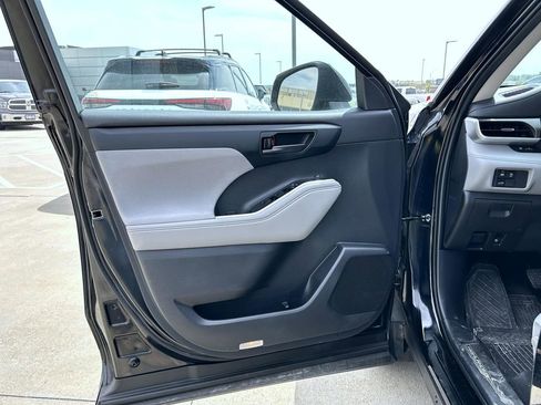 Used 2023 Toyota Highlander LE image 9