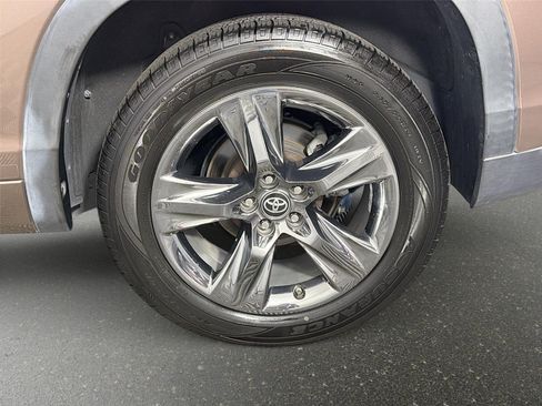 Used 2019 Toyota Highlander Limited Platinum FWD image 31