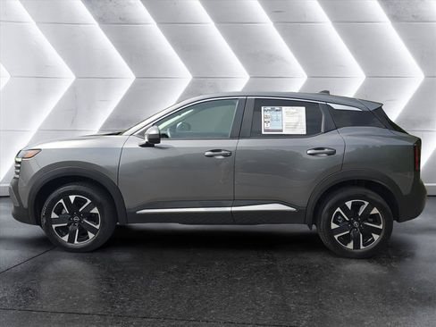 Used 2025 Nissan Kicks SV AWD/4WD image 2
