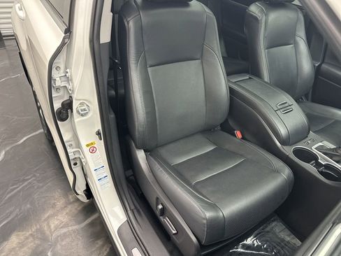 Used 2019 Toyota Highlander Limited Platinum AWD/4WD image 9