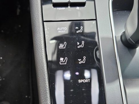 Certified 2025 Porsche Macan image 23