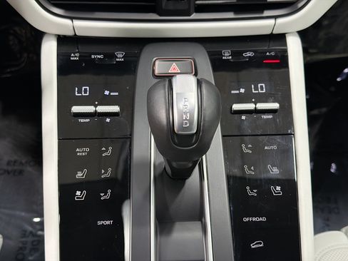 Certified 2026 Porsche Macan AWD/4WD image 34