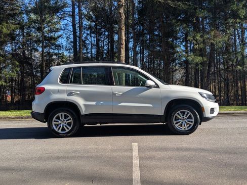 Used 2017 Volkswagen Tiguan S image 11