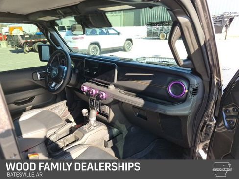 Used 2025 Jeep Wrangler Sahara image 33