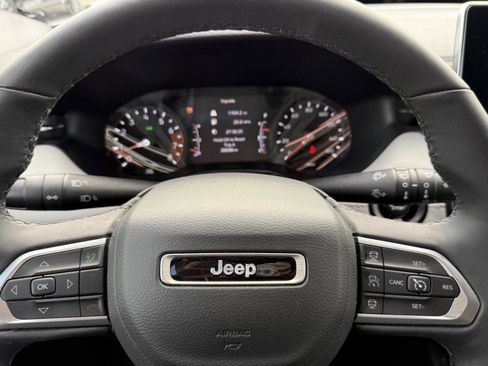 Used 2025 Jeep Compass Limited image 2