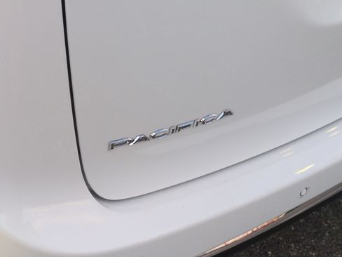 Used 2024 Chrysler Pacifica Touring-L FWD image 29