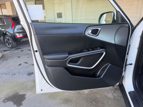 Used 2025 Kia Soul LX w/ LX Technology Package image 18