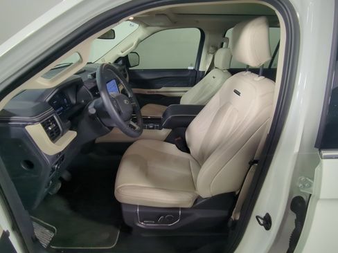 Certified 2024 Ford Expedition Platinum image 3