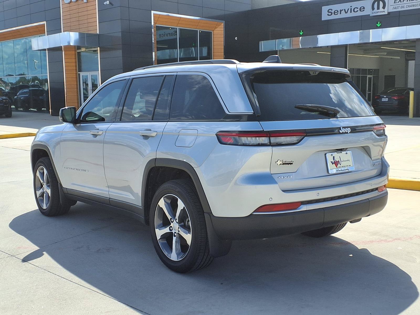 New 2026 Jeep Grand Cherokee Limited w/ Luxury Tech Group II AWD/4WD image 2