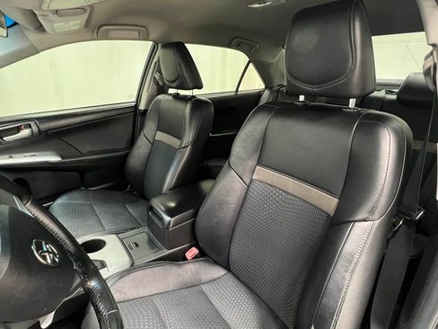 Used 2014 Toyota Camry SE image 12