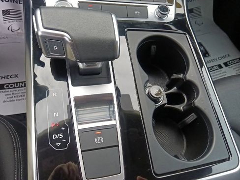 Used 2023 Audi Q8 Premium image 28