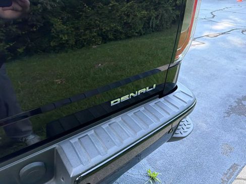 Used 2016 GMC Sierra 1500 Denali w/ Enhanced Driver Alert Package AWD/4WD image 11