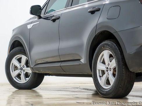 Used 2022 Kia Sorento LX image 11